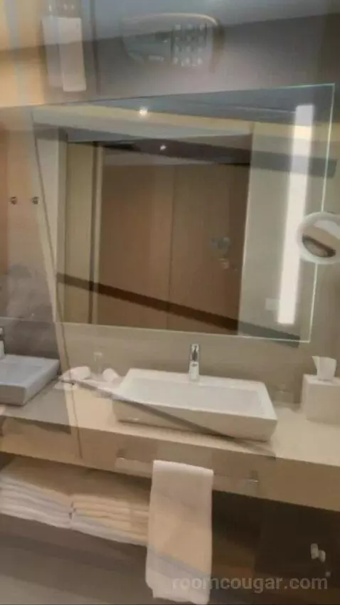 Ocean Front Jr Suite bathroom picture #2