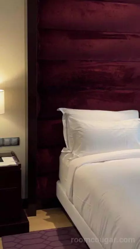Executive King Suite with City View bed picture #1