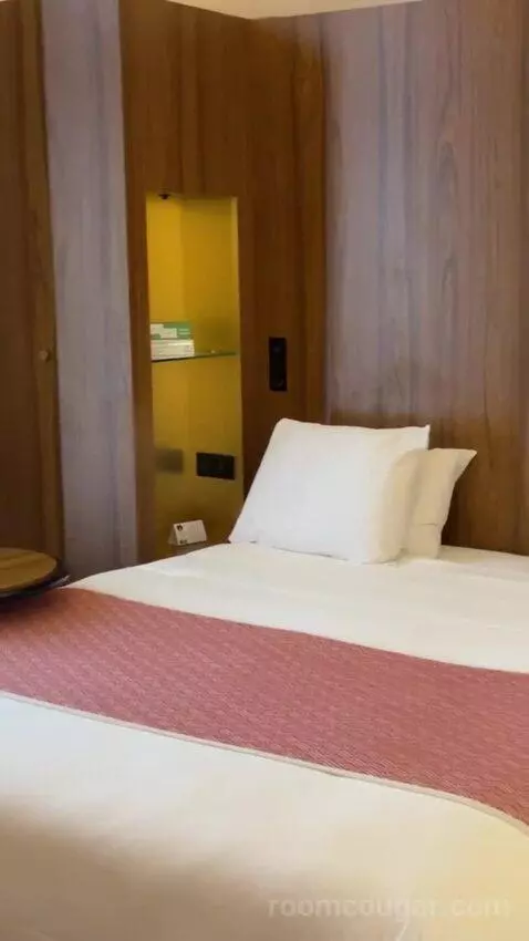 Premium Room bed picture #4