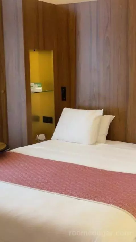 Premium Room bed picture #5