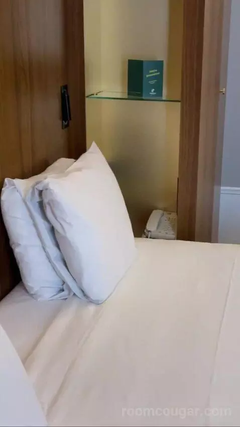 Premium Room bed picture #9