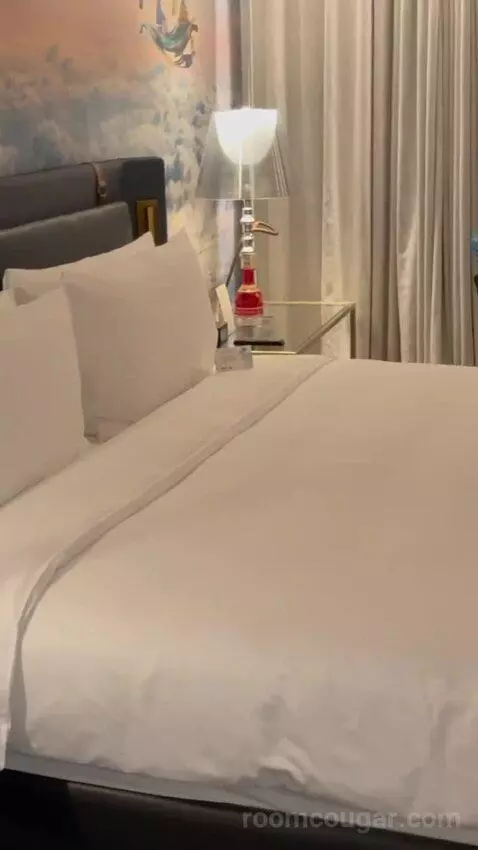 Standard King Room with City View with Free Shuttle Bus To La Mer Beach & Dubai Mall bed picture #1