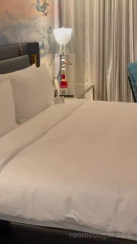 Standard King Room with City View with Free Shuttle Bus To La Mer Beach & Dubai Mall bed picture #3