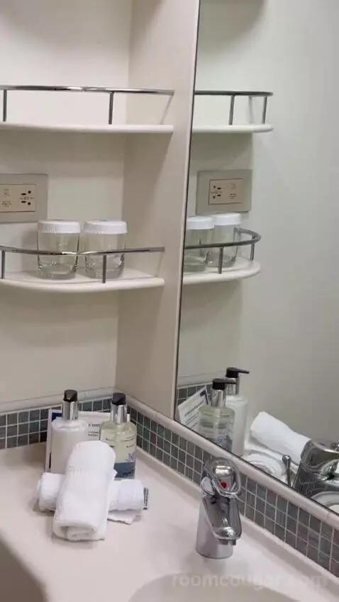 Balcony Cabin bathroom picture #1
