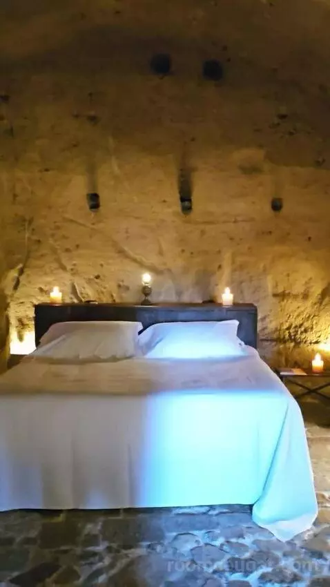 Suite - Cave (#14) bed picture #1