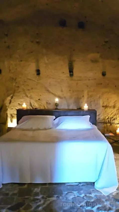 Suite - Cave (#14) bed picture #2