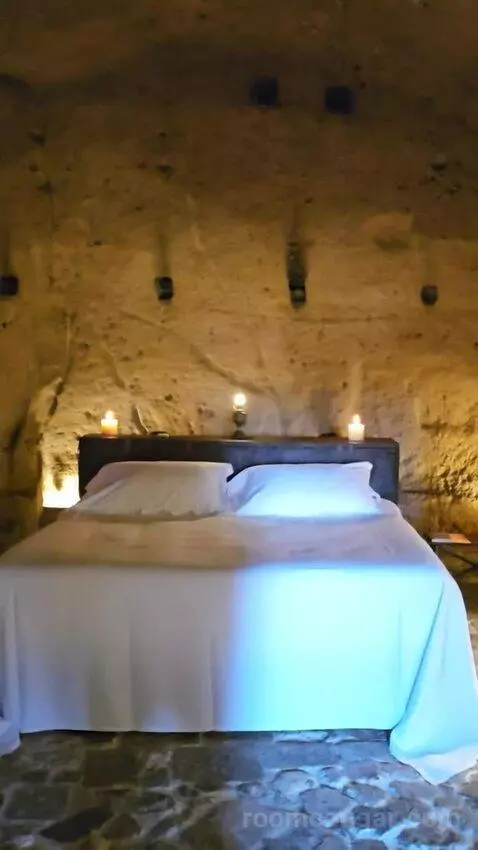 Suite - Cave (#14) bed picture #3
