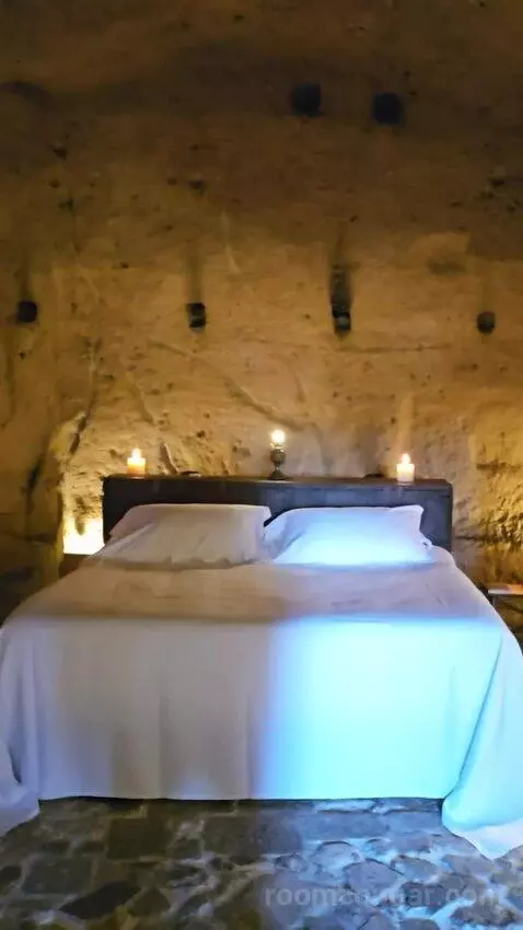 Suite - Cave (#14) bed picture #4