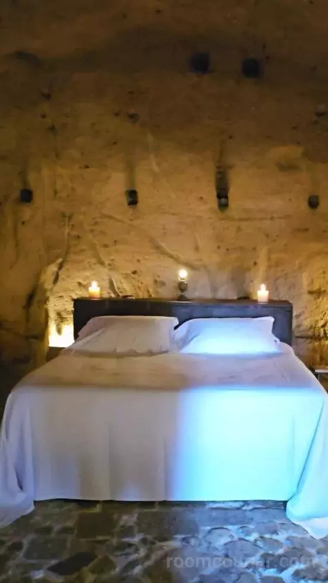 Suite - Cave (#14) bed picture #5