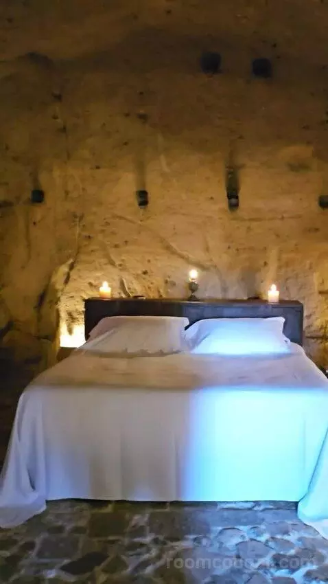Suite - Cave (#14) bed picture #6