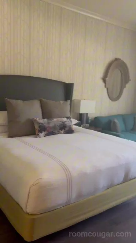 King Room with River View bed picture #9