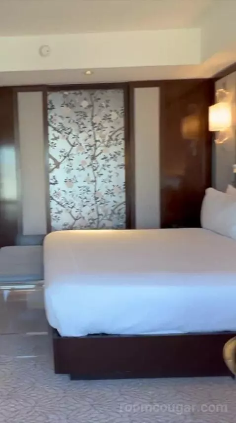 King Room with City View (#1905) bed picture #11