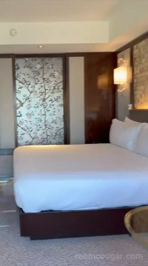 King Room with City View (#1905) bed picture #12