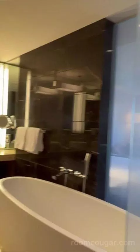 King Room with City View (#1905) bathroom picture #6