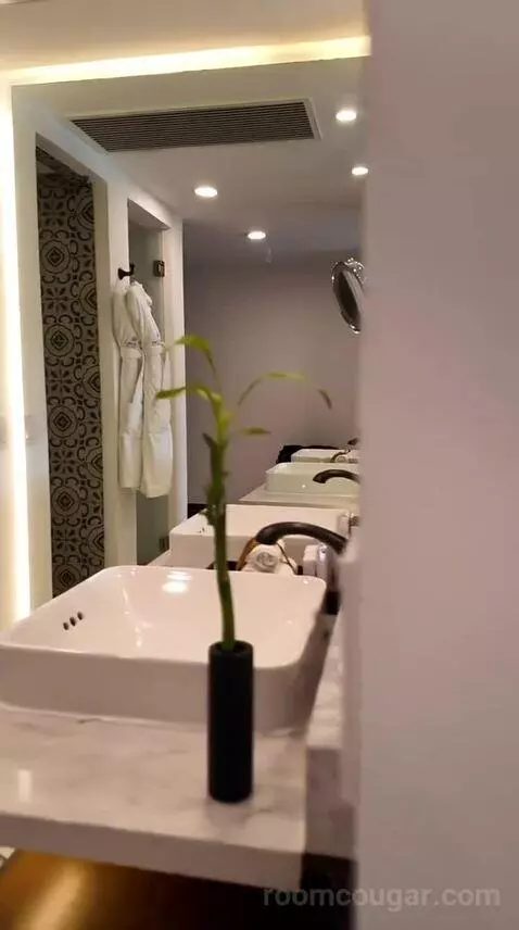 One Bedroom Suite - Ocean Front (#1401) bathroom picture #4