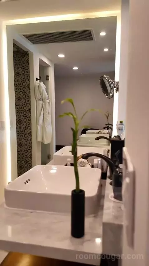 One Bedroom Suite - Ocean Front (#1401) bathroom picture #5
