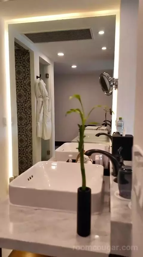 One Bedroom Suite - Ocean Front (#1401) bathroom picture #6