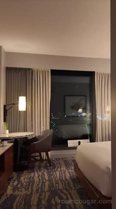 Runway View King Room (#1032) bed picture #4