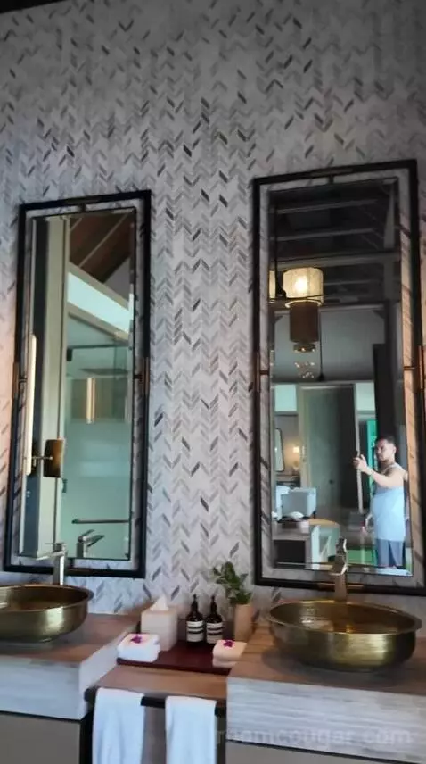King Overwater Villa (#107) bathroom picture #9