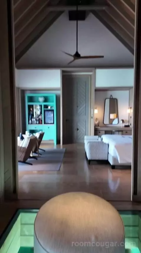 King Overwater Villa (#107) bed picture #2