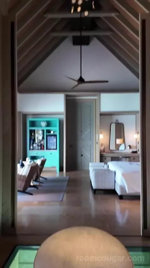 King Overwater Villa (#107) bed picture #3