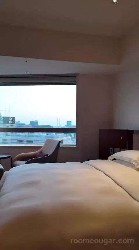 King Room - Club Access (#906) bed picture #8