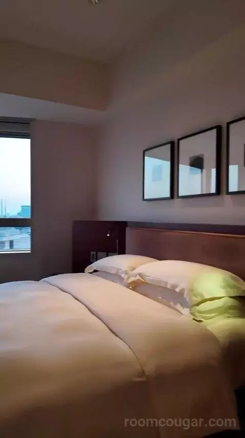 King Room - Club Access (#906) bed picture #10