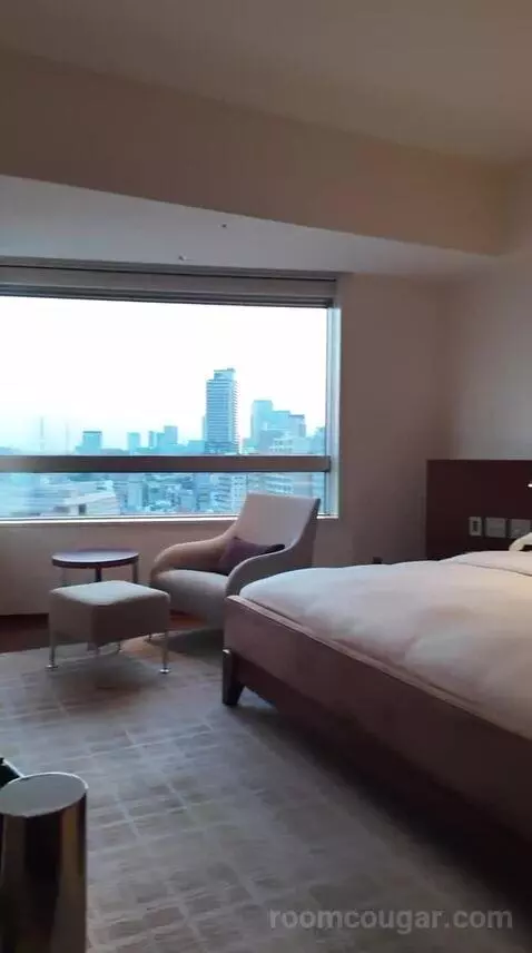 King Room - Club Access (#906) bed picture #2