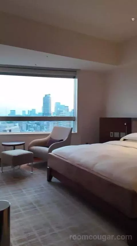 King Room - Club Access (#906) bed picture #3