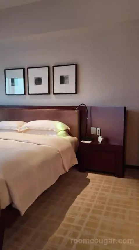 King Room - Club Access (#906) bed picture #4