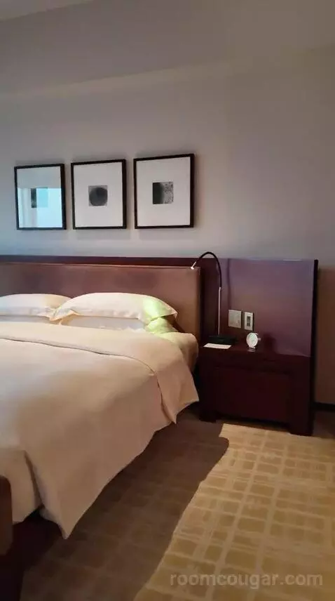 King Room - Club Access (#906) bed picture #5