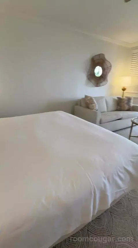 King Room with Ocean View (#2014) bed picture #11