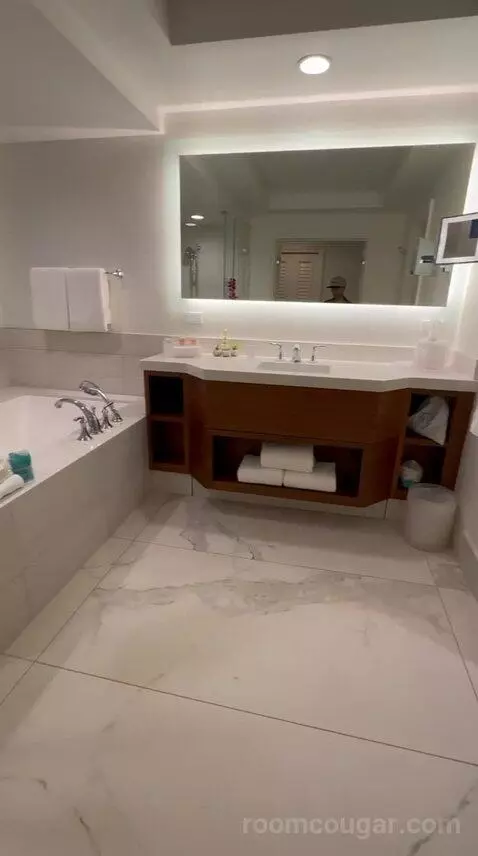 King Room with Ocean View (#2014) bathroom picture #4