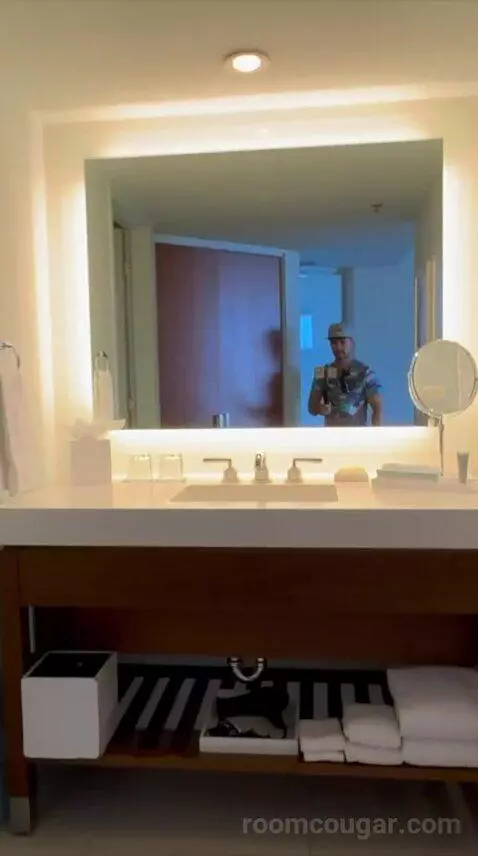 King Room with Ocean View - High Floor (#1760) bathroom picture #2