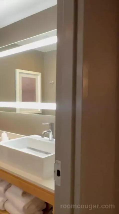 Double Room with Two Double Beds and Harbor View (#624) bathroom picture #1