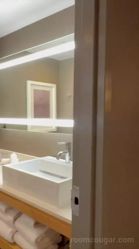 Double Room with Two Double Beds and Harbor View (#624) bathroom picture #2