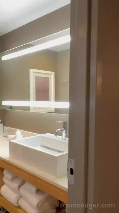 Double Room with Two Double Beds and Harbor View (#624) bathroom picture #3
