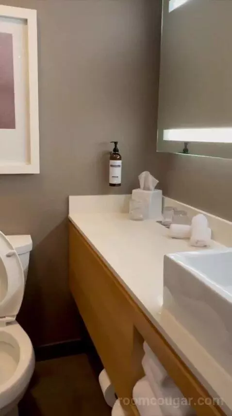 Double Room with Two Double Beds and Harbor View (#624) bathroom picture #4