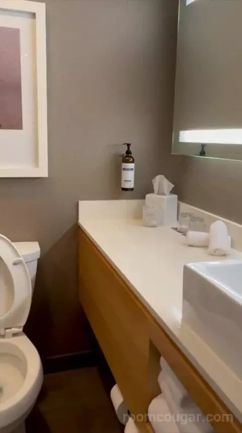 Double Room with Two Double Beds and Harbor View (#624) bathroom picture #5