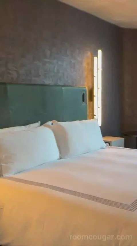 King Room (#615) bed picture #3