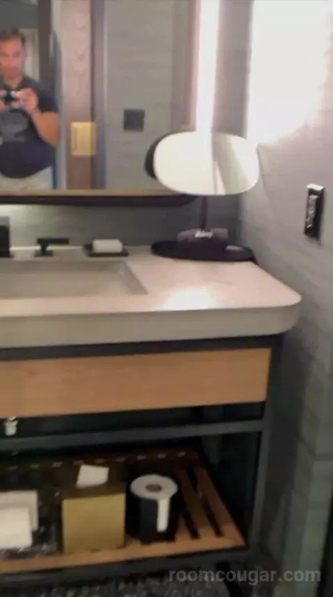 King Room (#615) bathroom picture #6