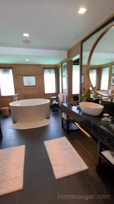 King Overwater Villa (#337) bathroom picture #9