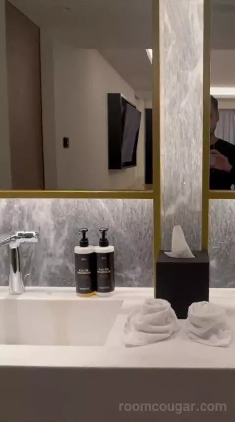 Grand King Suite with Acropolis View (#798) bathroom picture #5