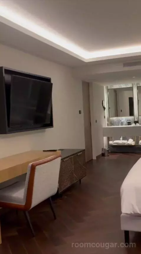 Grand King Suite with Acropolis View (#798) bed picture #9