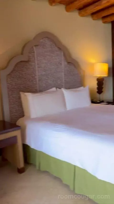 King Room with Plunge Pool and Pacific View (#511) bed picture #6