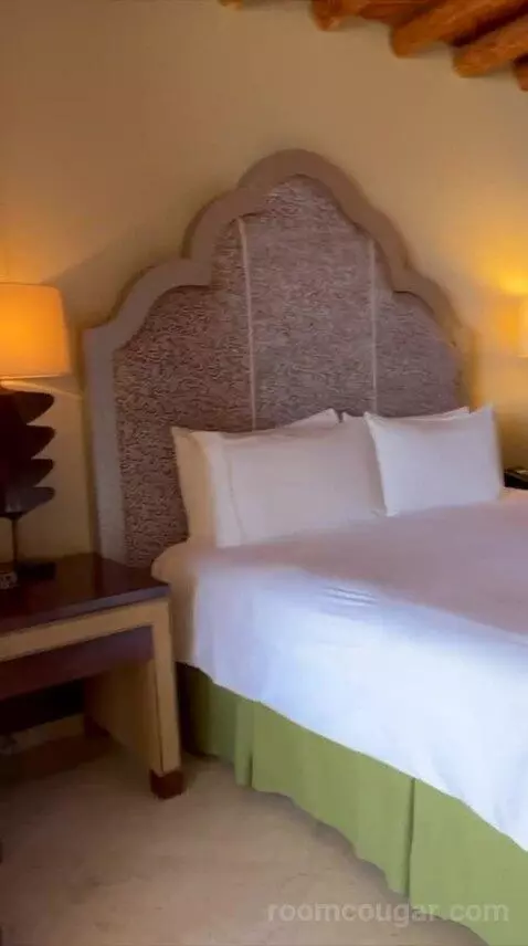 King Room with Plunge Pool and Pacific View (#511) bed picture #8