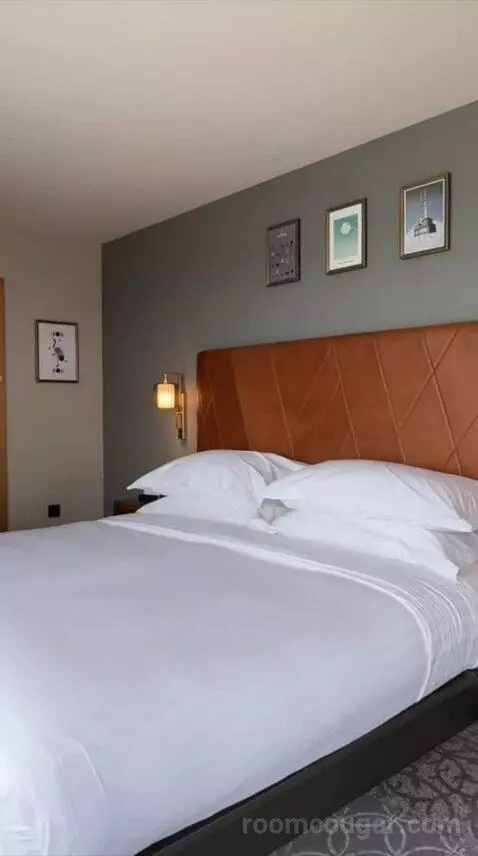 King Suite (#539) bed picture #3