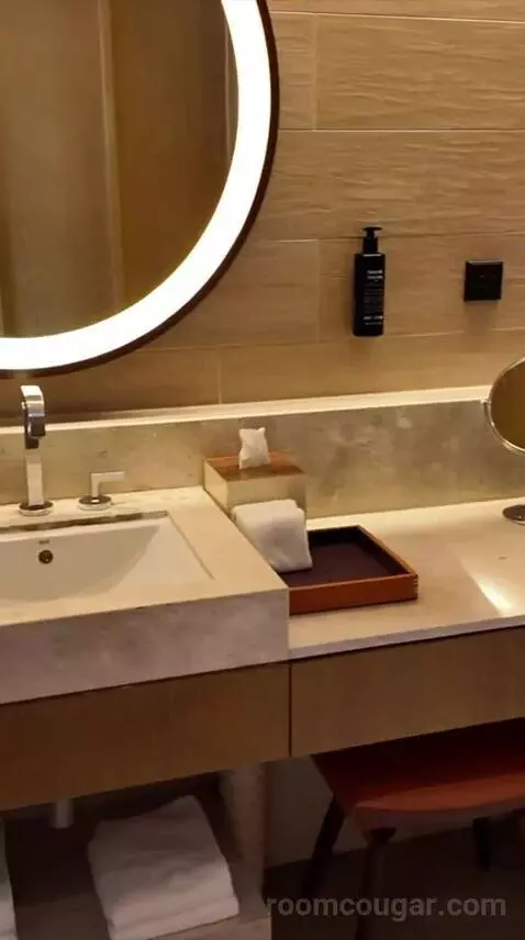 King Room (#2822) bathroom picture #1