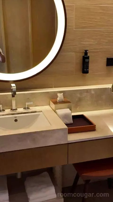 King Room (#2822) bathroom picture #2