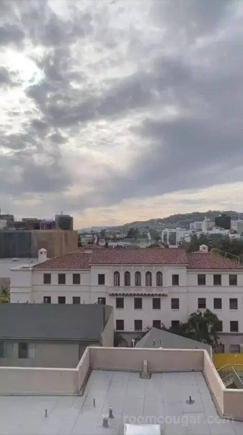 King Room with Hollywood Hills View (#718) view picture #3